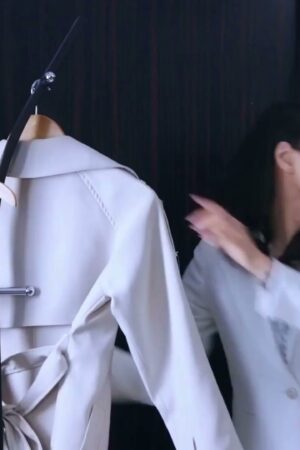 Ayano Kato và JUQ-918: thư ký kết hôn bị chủ tịch dồn dập đến kiệt sức trong văn phòng.