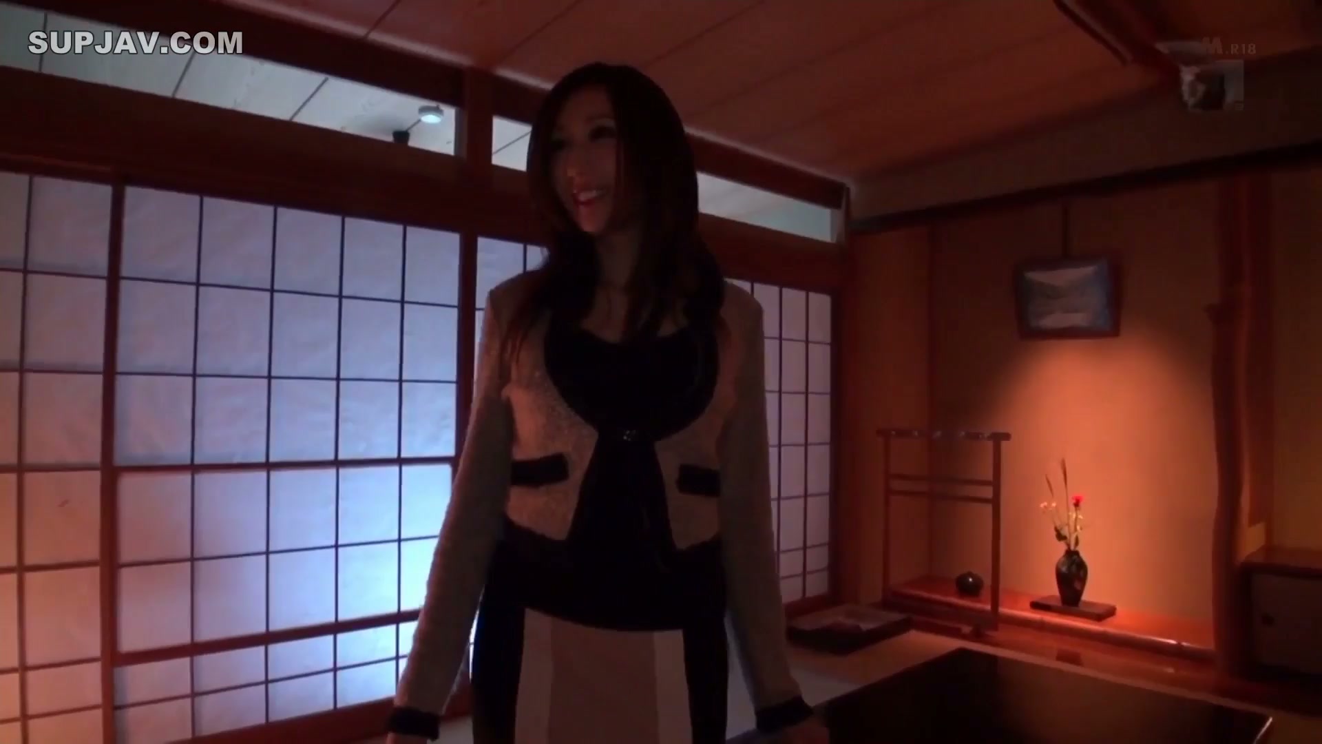 Julia MIDE-179: Cơn bão dồn dập không ngừng nghỉ tại suối nước nóng