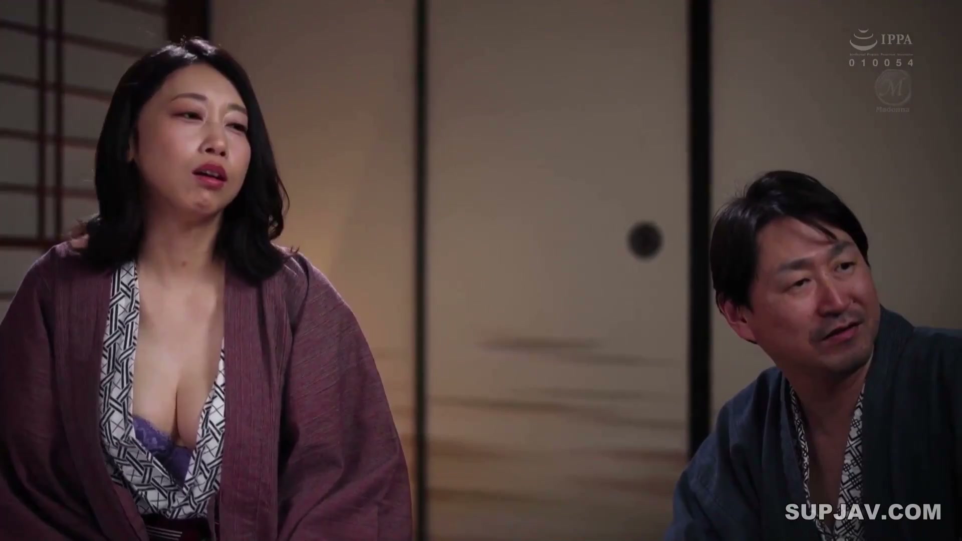 Ikumi shiramine, JUQ-930: Mẹ vợ dồn dập, con rể kiệt sức tại suối nóng hoang dại