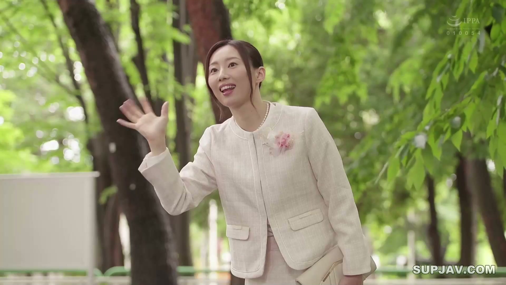Rinka Ono JUQ-952: Quà tốt nghiệp dồn dập, bùng nổ cực hạn!